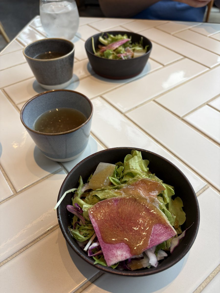 madamhitomi's tweet photo. 大阪城公園でアクアライナーに乗船したあと、ランチしました。
パスタとピザをシェアしました。
サラダがついていました。
野菜たっぷりのイタリアンでした。
いつもと違う感じで良かったです。
＃大阪城公園 
＃ランチ https://t.co/3IO31A89vh