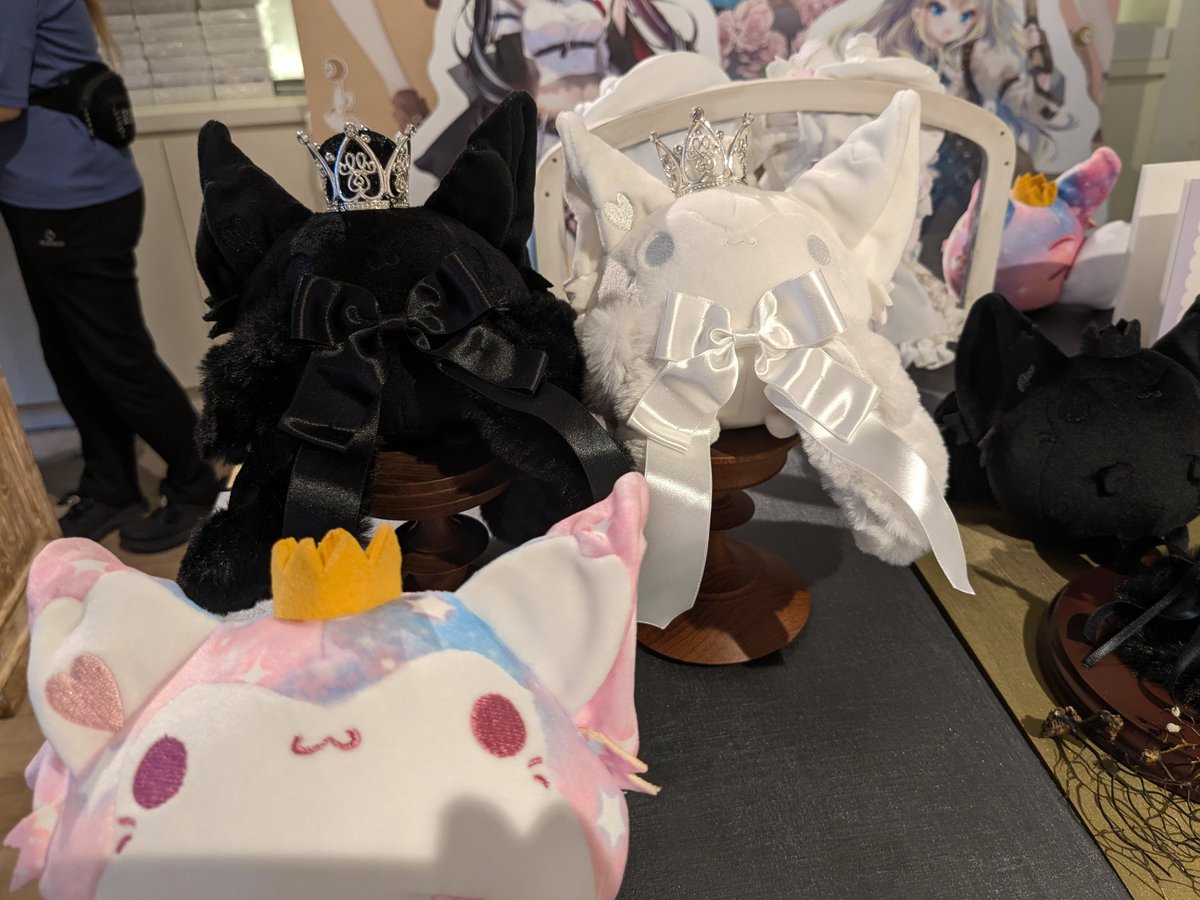 taka51241's tweet photo. つばす先生のちいさいもの展に行ってきました。
女の子ちゃん達も可愛いし、ドールちゃん達もキャラに合わせて、とても可愛くて美しかった〜✨️

グッズもたくさん買ってしまった。選べんよ…。さっそく飾るぞ〜！色紙は…リベンジしたいですね。うんうん。 https://t.co/KoHRDd2IfT