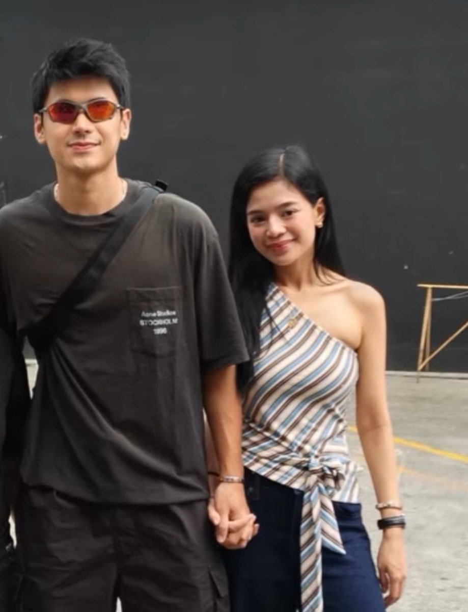 cess4evah's tweet photo. nanghihina talaga ako pag magka holding hands sila. hays https://t.co/mTebTw8j0Q