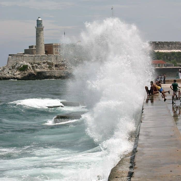 LiaVeronas's tweet photo. El mar tiene esa extraña capacidad de hacernos sentir pequeños y enormes al mismo tiempo. 

Quizás por eso tantos cubanos lo llevamos dentro. 🌊🇨🇺 https://t.co/bcvHwDeb6n