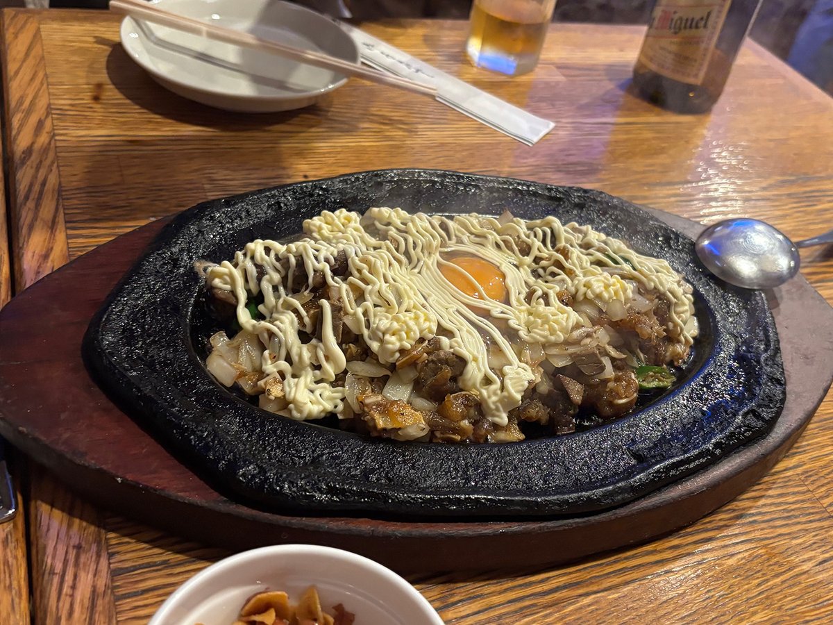 birdlover_kato's tweet photo. JAPEX2026「フィリピン切手展」のPR動画の撮影の後は、錦糸町のフィリピンレストランへ！
Sizzling pork Sisig（豚の炒め物）やCrispy Pata（骨付き豚スネ肉の唐揚げ）など、代表的なフィリピン料理をいただいてきました。
#全国切手展　#JAPEX #フィリピン切手展 https://t.co/4Fgc7iF3cb