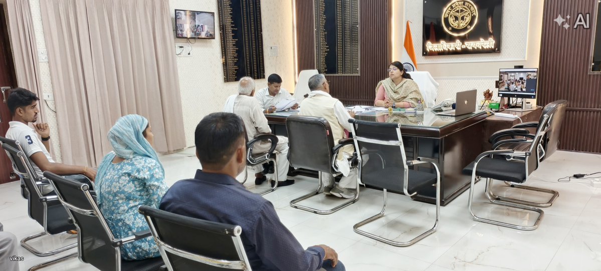 dmraebareli's tweet photo. कलेक्ट्रेट कार्यालय में जनसुनवाई के दौरान जनसामान्य की शिकायतों को सुनकर संबंधित अधिकारियों को समयबद्ध व गुणवत्तापूर्ण निस्तारण सुनिश्चित करने के निर्देश दिए।
@UPGovt @CMOfficeUP @ChiefSecyUP @InfoDeptUP https://t.co/NrzNq2KChF