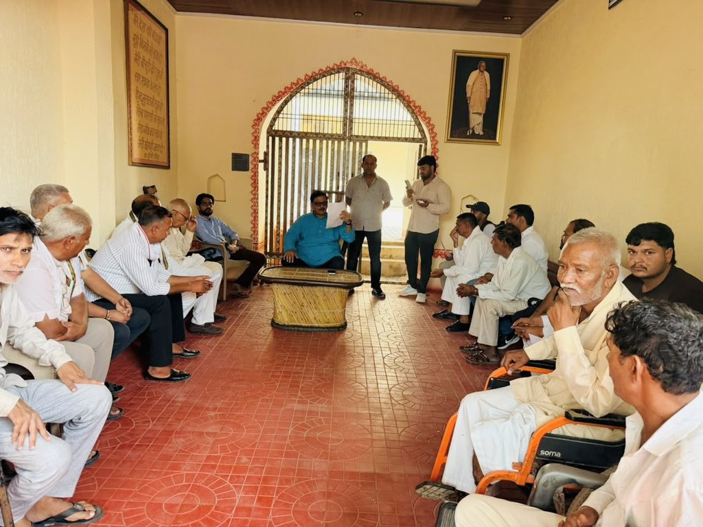 DhirendraGBN's tweet photo. जनसंवाद। #MLAJewar 
#CampOffice #Rabupura https://t.co/5DQIgQteFk