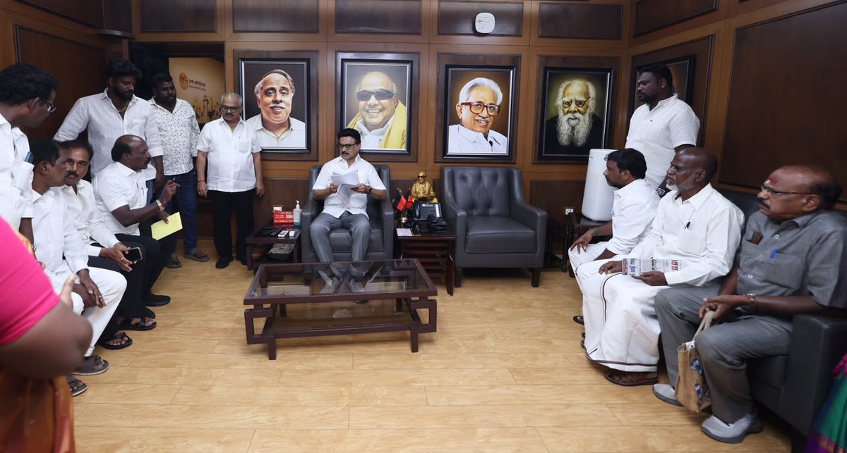 arivalayam's tweet photo. கழகத் தலைவர் திரு மு.க.ஸ்டாலின் அவர்களை  மீனவர் சங்க நிர்வாகிகள் சந்தித்தனர்.

 கழகத் தலைவர் மு.க. ஸ்டாலின் அவர்களை, இன்று (21.9.2026), காலை, அண்ணா அறிவாலயத்தில் உள்ள கழக அலுவலகத்தில், பட்டினப்பாக்கத்தில் புதிதாகத் தலைமைச் செயலகம் கட்டவுள்ள பகுதியில் உள்ள அனைத்து மீனவர் சங்க நிர்வாகிகள் நேரில் சந்தித்தனர்.