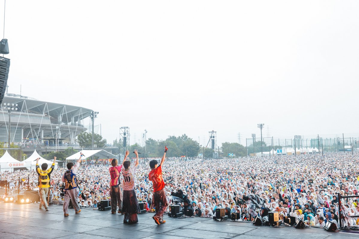 oricon's tweet photo. M!LK、ロッキン初出演🎸
雨でも一糸乱れぬ“全力Crazy” ❣
「ロッキン 雨じゃないって、証明して？」

🎤ライブレポート&amp;写真多数
https://t.co/ha9lMyLRaF

#RIJF2026 #MILK https://t.co/ZMyx2eTruO