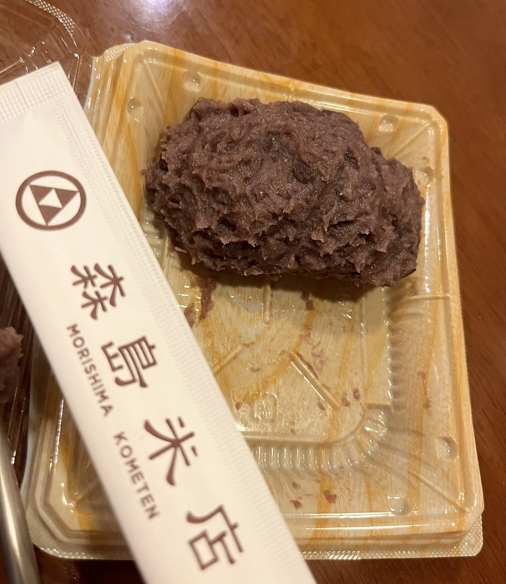 roppuI's tweet photo. 今日のオヤツは森島米店のおはぎ

敢えて米を潰さない食感が良い
程よい甘さで無限に食えるぞ https://t.co/KTane404aP