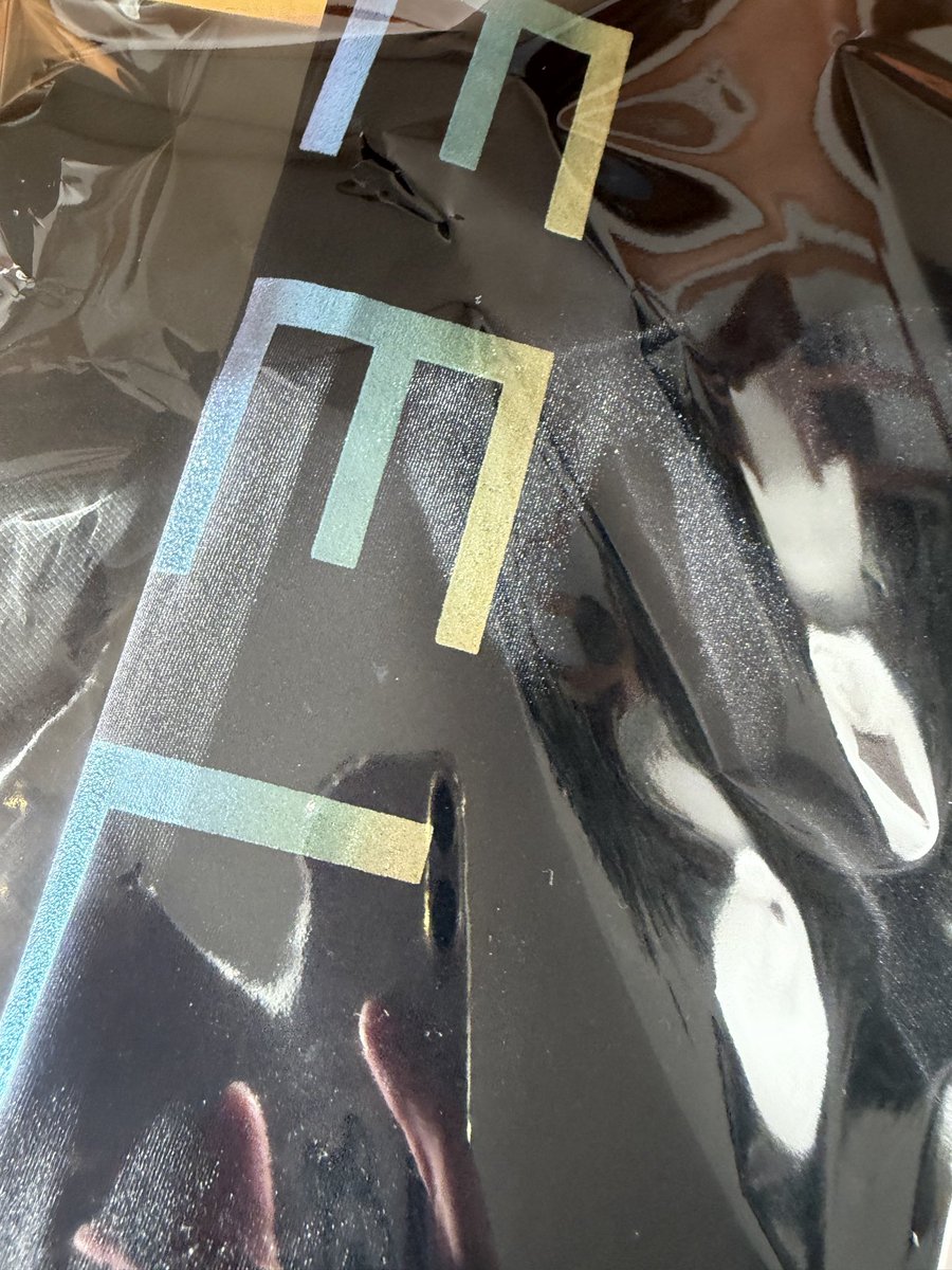 uraramura's tweet photo. あたしが行く頃には買い漁られてすっからかーんのラックしかないんだろうなとおもって今日行ったら意外と残っててこのレギンスをお持ち帰りしてきた。絶対青みが多いやつがよかったのでうれぴぃ。メンズのパンツはでますかねぇ。出てデザインよかったらきっと買ってしまうんだよね。 https://t.co/sC99oHrJHT
