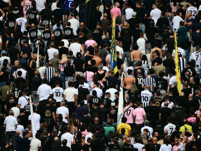 maestromut3n's tweet photo. Foto numero 1: Tifosi dell'Inter alla morte di una leggenda bianconera

Foto numero 2: Tifosi Juve alla morte di una leggenda nerazzurra

Che bello essere noi, ma più semplicemente, che bello non essere voi https://t.co/onvKaduyMc