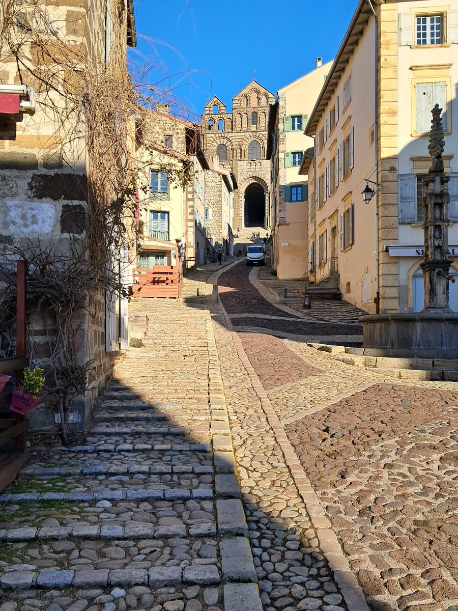 cathedraledupuy's tweet photo. J’ai gardé le chemin prescrit ;
j’ai tenu mes pas sur tes traces :
jamais mon pied n’a trébuché.
#Priere #Psaume #Chemin #Christ #catholicx https://t.co/KlBcQyHsxx