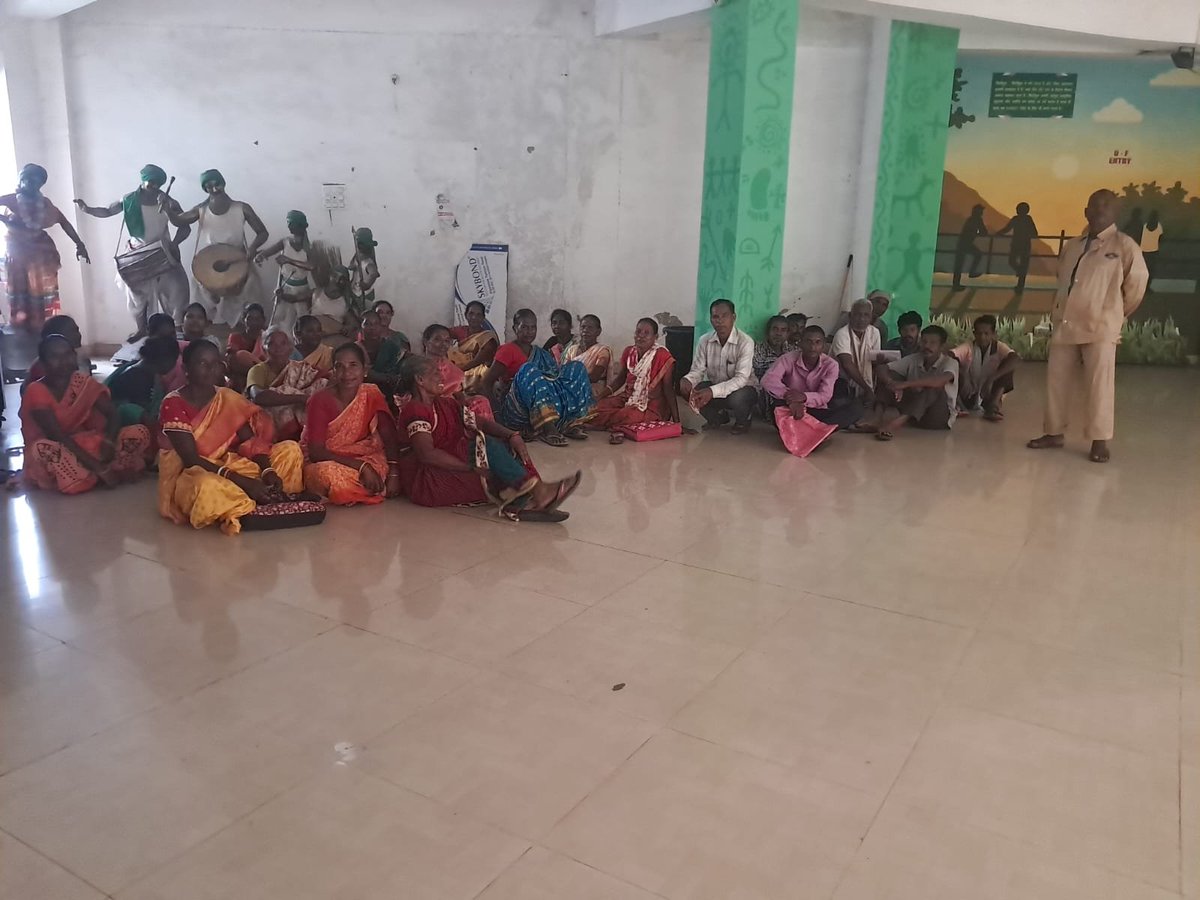 NarayanKandeya2's tweet photo. ये पीड़ित खूंटपानी प्रखंड गांव-ऊपरलोटा के ग्रामीण हैं पिछले नवंबर 2023 से राशन कार्ड द्वारा राशन नहीं मिल रहा है उसके लिए @DC_Chaibasa ऑफिस चावल मांगने आए हैं,लेकिन उपायुक्त समय देकर नादारत हैं आज जिला से नक्सली तो खत्म हुए लेकिन वारदात अब विभागीय नक्सलीयों द्वारा लगातार जारी है https://t.co/7NpxgDDRBb