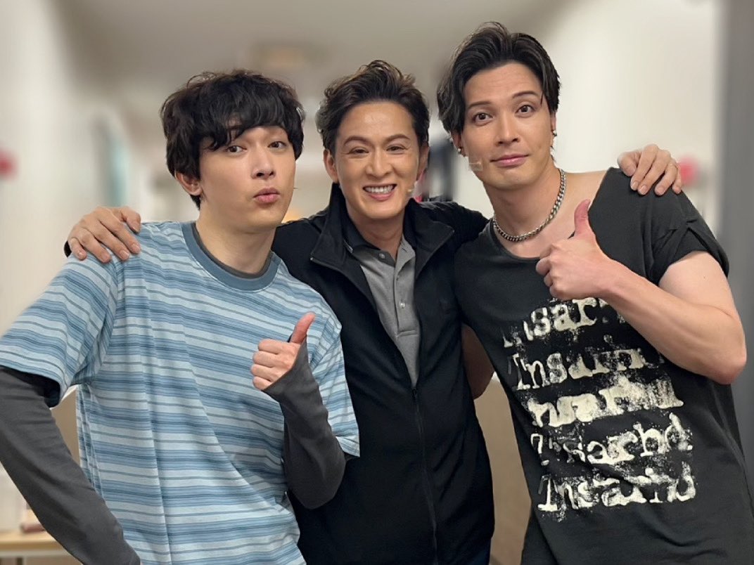ShinyaNIRO's tweet photo. 『DEAR EVAN HANSEN』
日本初演👕

無事に全ステージ終了しましたぁ🎊

DEHを深く愛し応援してくださった皆様、本当にありがとうございました😭

ラリーという役に向き合う日々は、毎日毎日ヒリヒリヒリヒリ…メンタル的にも相当揺さぶられながら、それをグッと堪え、内から湧き出るような表現を目指して自分自身への挑戦でもありました。
稽古スタートから約4.5ヶ月。色んな演劇体験をして、また僕の中の引き出しに財産を増やすことができました。

そして、素晴らしく当て書きのような各キャストにも恵まれ、幸せな毎日でした。

連日満員で食い入る様に集中した客席からも力をもらい、日本演劇界の未来もまだまだ明るいと感じさせられて嬉しかったです。

本当にありがとうございました❣️

Larry

#dearevanhansenjp
