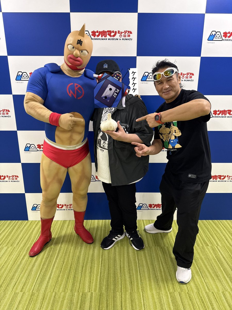 mishima04's tweet photo. と言うわけで仕事の間をぬってキン肉マンミュージアムでグリーティングに参加
今日は危険物（巨大ニンニク）持ち込む。
キン肉マンも大興奮。炙るのに必要だからライターは持ってないのかと聞かれましたwww（写真４枚目）
館長、キン肉マン、スタッフさん、いつもありがとうございます😊 https://t.co/gNua4p2A1c