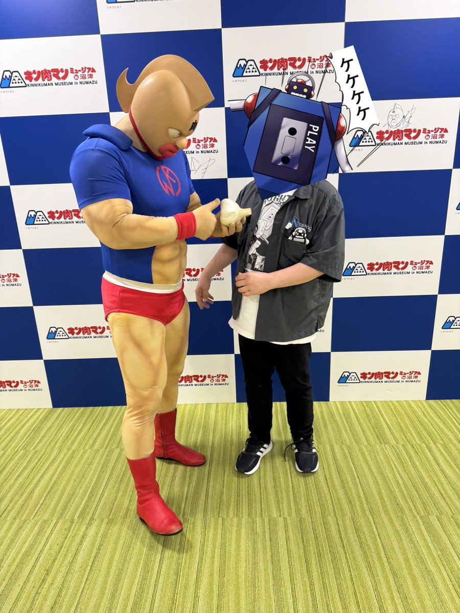 mishima04's tweet photo. と言うわけで仕事の間をぬってキン肉マンミュージアムでグリーティングに参加
今日は危険物（巨大ニンニク）持ち込む。
キン肉マンも大興奮。炙るのに必要だからライターは持ってないのかと聞かれましたwww（写真４枚目）
館長、キン肉マン、スタッフさん、いつもありがとうございます😊 https://t.co/gNua4p2A1c