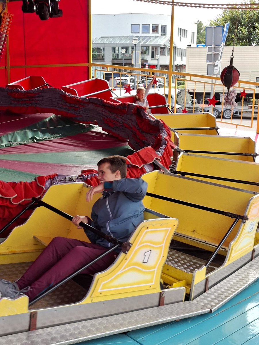 BaJoDiToCo's tweet photo. Wij waren gisteren bij NAC en #Dion met Bar, Co en een vriendin naar de Kermis in #Prinsenbeek. Wat een plezier en dan een gratis ritje in de rups  omdat Dion de kwast pakte!!🤣🤣

💛🖤
#ZVGKind
#ZieHun https://t.co/XdYwomiiCD