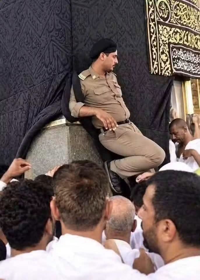 AbedJaloudy's tweet photo. هكذا يحرسون أقدس مكان، يضع هذا الجاهل قدمه في موضع يقبله ملايين البشر .. عندما تكون الأشياء الثمينة بين يدي من لا يحترمها. https://t.co/XO50TXjcnj
