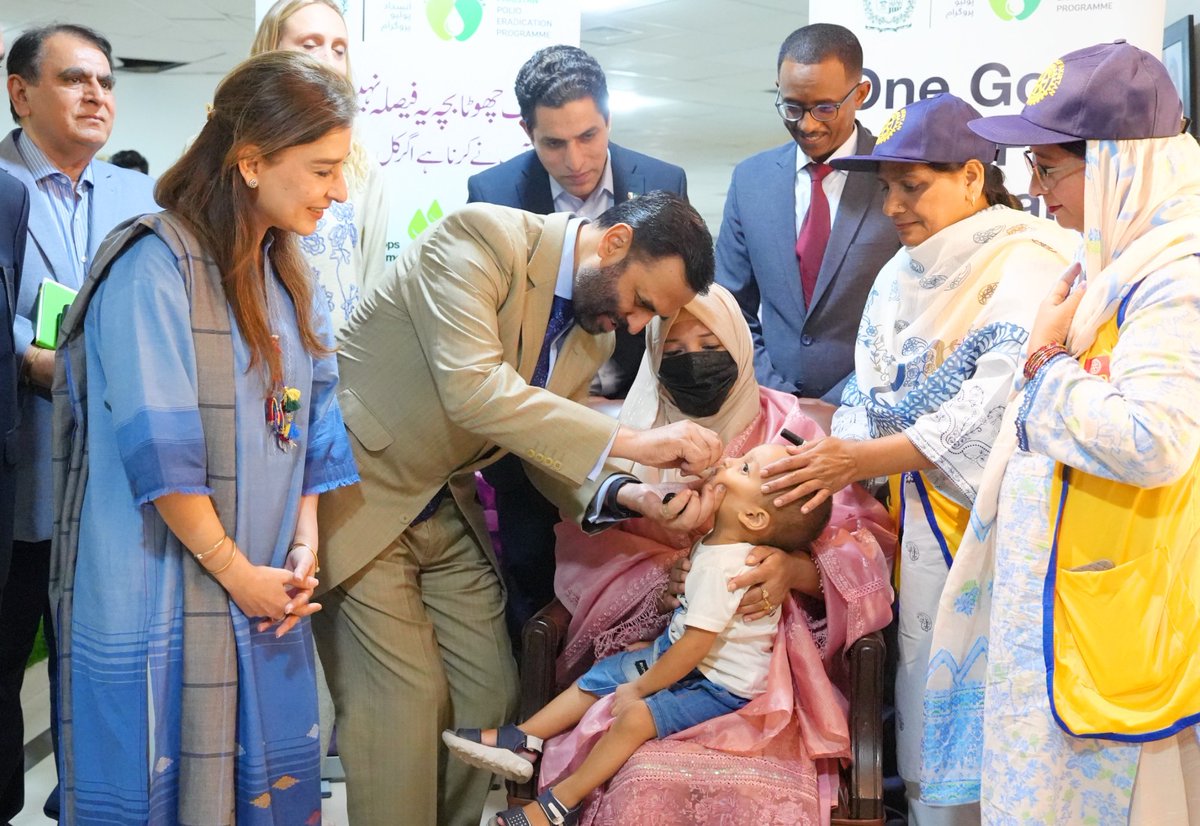 PakFightsPolio's tweet photo. Federal Minister for Health Syed Mustafa Kamal, alongside Prime Minister’s Focal Person for Polio Eradication Ms. Ayesha Raza Farooq, kicked off the Sub-National Immunization Days (SNID) campaign by administering polio drops to children.

National Coordinator for Polio Eradication Muhammad Anwaar-ul-Haq, representatives of partner organizations and members of the Polio Programme’s core team were also present.

From 21–27 September, polio teams will work across 115 selected districts to vaccinate more than 31 million children under five against polio.

The Government of Pakistan remains committed to ending polio through a coordinated national response, stronger collaboration between the Polio Eradication Initiative and Routine Immunization Programme, and the continued support of parents, communities and partners.

Every child under five must be vaccinated — every campaign, every time.

#EveryChildEveryTime #PolioFreePakistan #EndPolio