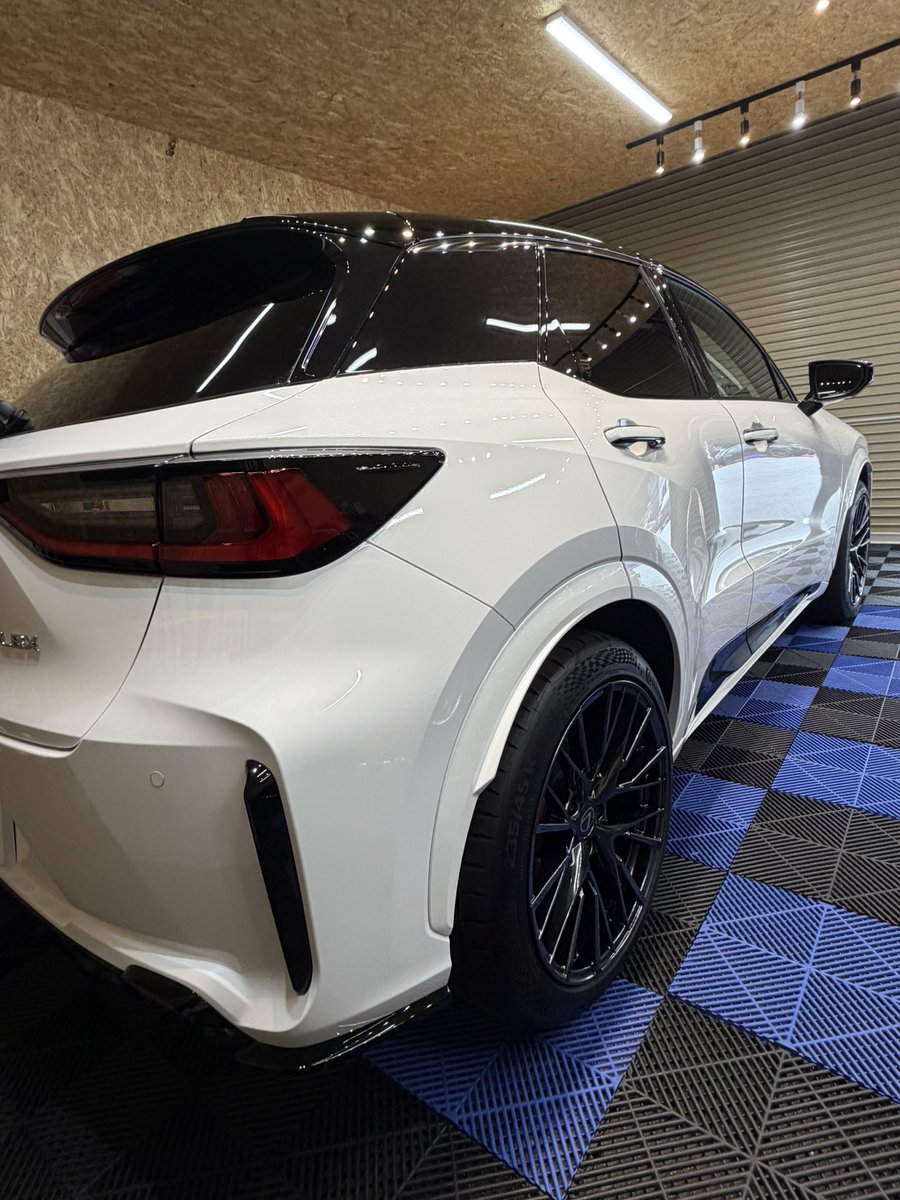 genoudou1993's tweet photo. 【施工完了】LEXUS LBX
ガラスコーティング施工を承りました。
コン��クトなボディに凝縮されたレクサスの質感を、さらに高める深いツヤ。
複雑な造形のフロントバンパーやリア周りも、細部まで丁寧に仕上げています。
#lbx #コーティング https://t.co/VEOYyVNhvZ