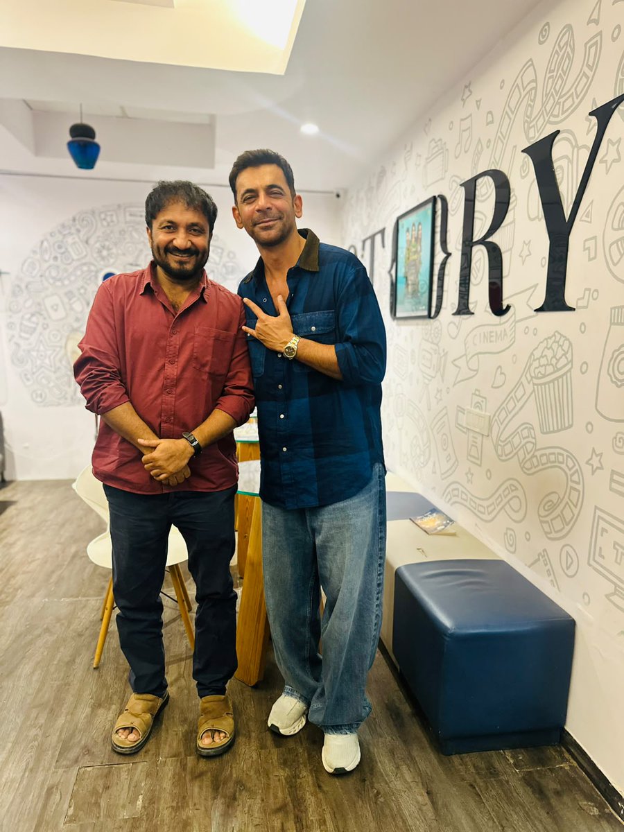 teacheranand's tweet photo. आजकल यदाकदा बहुमुखी प्रतिभा के धनी अभिनेता सुनील ग्रोवर जी से मुलाकात हो ही जाती है | सुनील जी बड़े जिंदादिल इन्सान हैं | शायद इसी वजह से वे आजतक उदास लोगों को भी हंसाकर खुश कर देने में कामयाब रहें हैं |
#SunilGrover #AnandKumar #Super30 #SuperInfinity https://t.co/vrpnPNOZQa