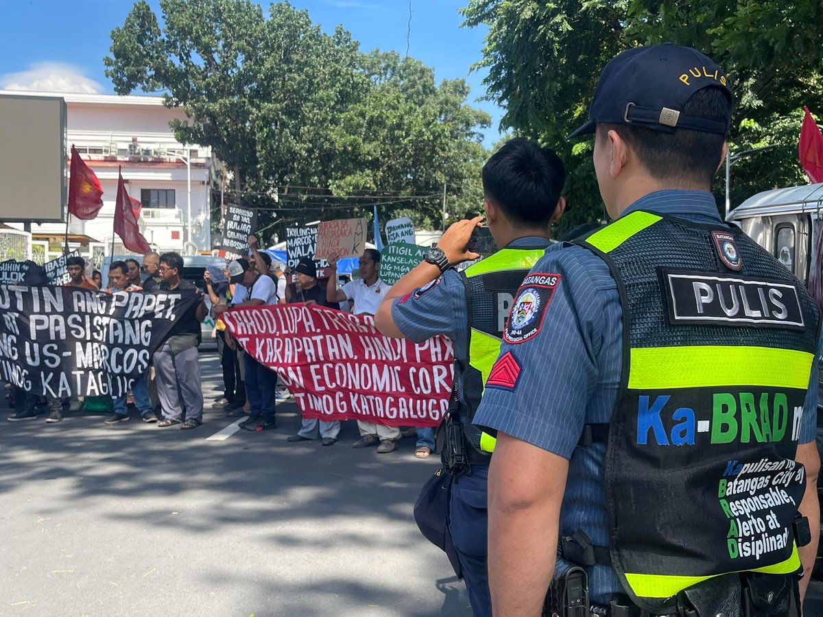 uplbperspective's tweet photo. TINGNAN: Nagsagawa ng kilos-protesta ang iba’t ibang progresibong grupo at komunidad sa harap ng Batangas Provincial Capitol, ngayong araw, ika-21 ng Setyembre.
#ML54
#BahaSaTK
#NeverAgainNeverForget https://t.co/9ob8JUngu1