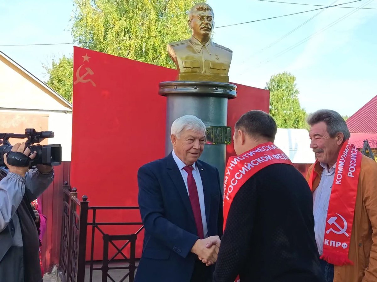 sotaproject's tweet photo. В Липецкой области установили второй памятник Сталину

19 сентября в липецком селе Никольское Данковского района коммунисты торжественно открыли второй в области памятник Иосифу Сталину — рядом с домом местного коммуниста Серафима Харламова.

По словам (https://t.co/q9U3GsAn8A) первого секретаря липецкого обкома КПРФ Николая Разворотнева, на полноценный каменный постамент не хватало денег, поэтому основание сварили из шестимиллиметровой стальной трубы.

Фото: липецкое отделение КПРФ