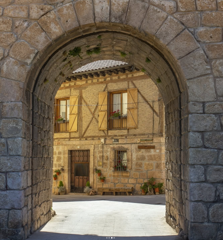 TurismoAlava's tweet photo. 🏰 Salinillas de Buradón conserva el encanto de una villa medieval entre murallas, calles empedradas y casas blasonadas. Un rincón de Rioja Alavesa para pasear sin prisa y viajar a otra época.

📍 Salinillas de Buradón · @RiojaAlavesa https://t.co/bMxudXQMHP