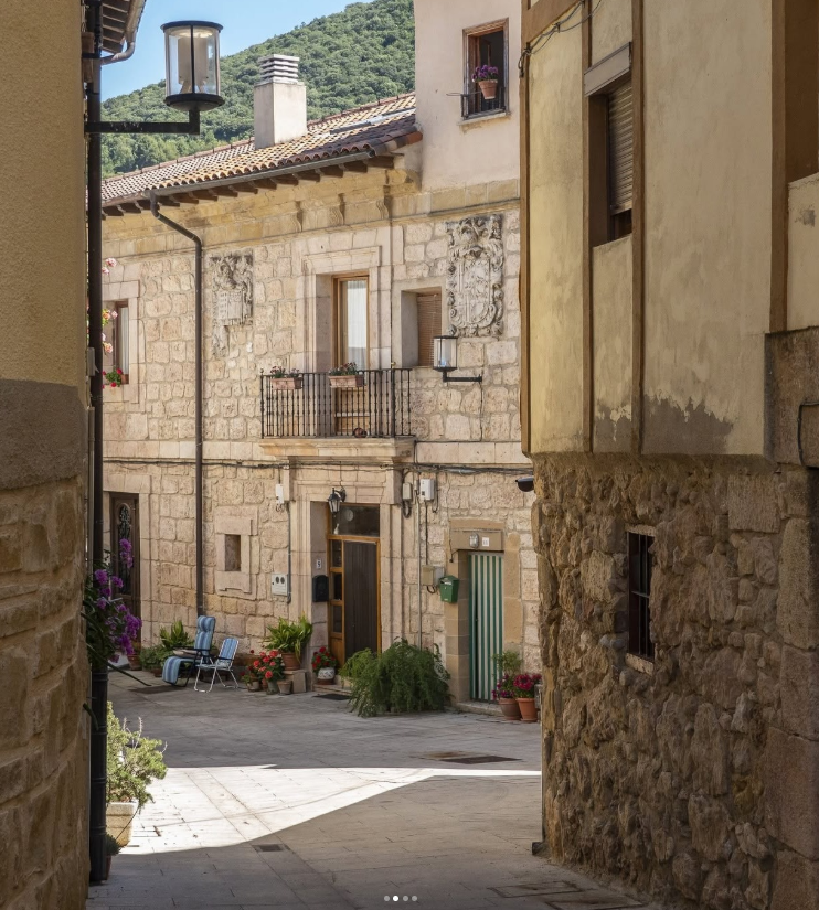TurismoAlava's tweet photo. 🏰 Salinillas de Buradón conserva el encanto de una villa medieval entre murallas, calles empedradas y casas blasonadas. Un rincón de Rioja Alavesa para pasear sin prisa y viajar a otra época.

📍 Salinillas de Buradón · @RiojaAlavesa https://t.co/bMxudXQMHP