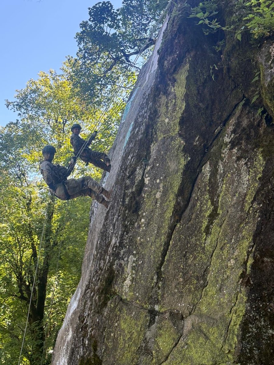shivanipost's tweet photo. 🇮🇳🇺🇸 From jungle lanes to steep rock faces #IndiaUS soldiers train as one.
At Auli, Indian Army’s Garhwal Regiment and US Army’s 11th Airborne Division honed jungle warfare, indoor firing and rock-face rappelling during #YudhAbhyas2026.Integrated squads, #AK203 firing and mountain drills are sharpening interoperability and joint small-unit tactics in challenging high-altitude terrain.