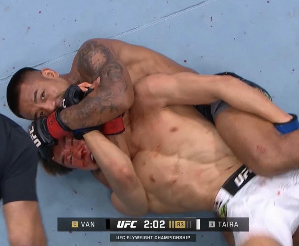 D_DMR3's tweet photo. Face aux 2 meilleurs grapplers de sa caté https://t.co/c67xu744ly