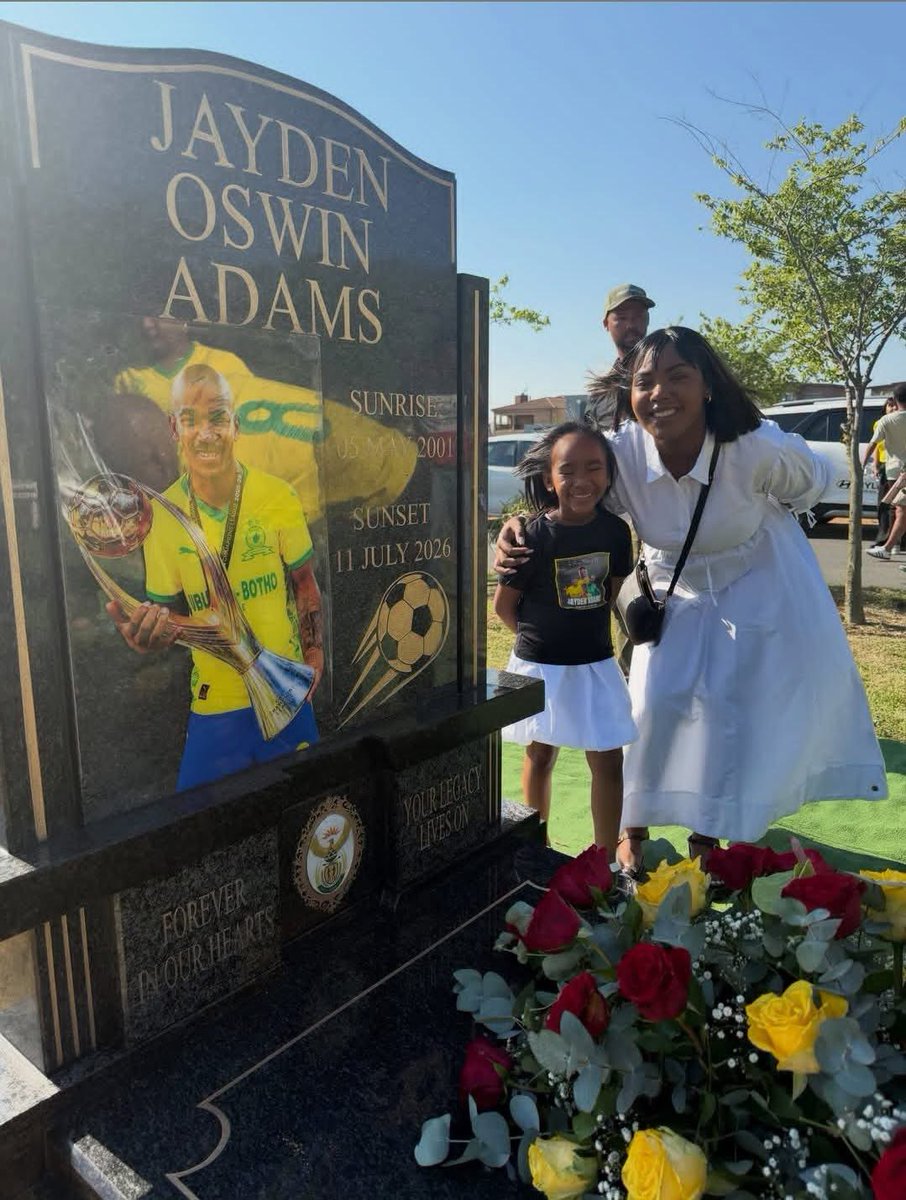 SundownsXtra_'s tweet photo. 💛🕊️ 𝐓𝐑𝐈𝐁𝐔𝐓𝐄: The family of Jayden Adams gathered to UNVEIL his headstone in a beautiful and emotional moment. His wife and daughter stood strong, smiling through the pain. 🌹

"Forever in our hearts. Your legacy lives on." 💛

Sunrise: 05 May 2001 
Sunset: 11 July 2026 https://t.co/AccJogwARj