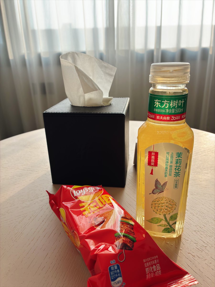 Shinkamile's tweet photo. 昨夜から上海に来ている あれはカップリングの…巨大広告⁉️ https://t.co/AkBwMlHAuu