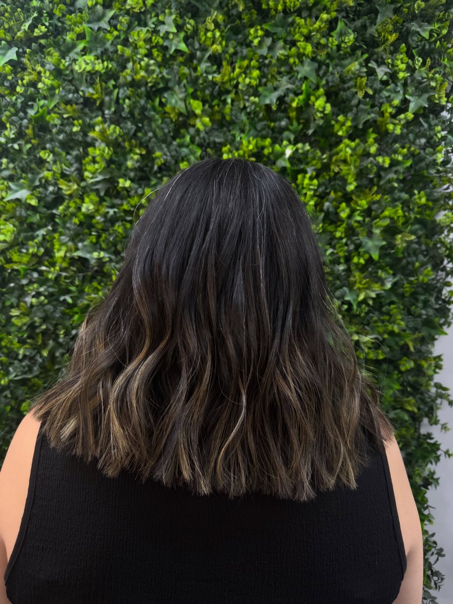 SabrinaMezwek's tweet photo. Big Restyle ✂️
Swipe to see the Before Picture ➡️
Your Hair, Our Passion ❤️ https://t.co/SJBGLlJDJD