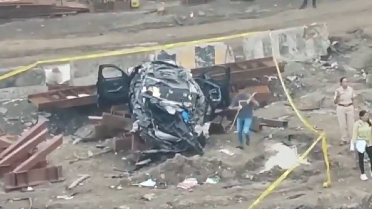 SaptashwaTV's tweet photo. Mumbai Coastal Road BMW Crash: 3 Students Killed, One Critical After Car Plunges From Bridge
https://t.co/n77p5wrEyo
#Mumbai #MumbaiNews #CoastalRoad #MumbaiCoastalRoad #BMWCrash #BMWAccident #MumbaiAccident #RoadAccident #RoadSafety #LotusJetty #MarineDrive #HajiAli #MumbaiPolice #NairHospital #BreakingNews #IndiaNews #AccidentNews #TrafficSafety #MaharashtraNews
