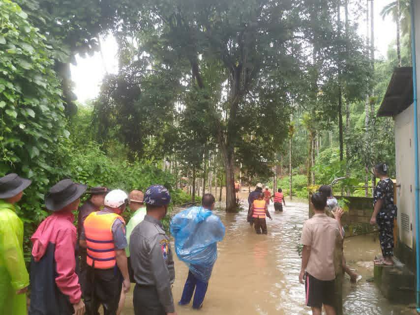 fsd_gov_mm's tweet photo. On 18.9.2026, at about 09:20, water entered houses due to heavy rainfall and the overflow of Khamaukgyi Creek in Khamaukgyi Town, Kawthaung Township, Tanintharyi Region. SAR members from Khamaukgyi Local Fire Station assisted in evacuating affected households to safe areas. https://t.co/VVZd9HzGjl