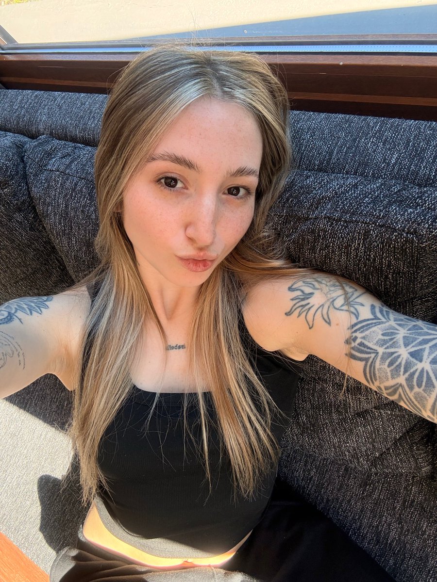 cherryevexo's tweet photo. If I asked nicely, would you kiss me everywhere? https://t.co/sgVwdN0DxW
