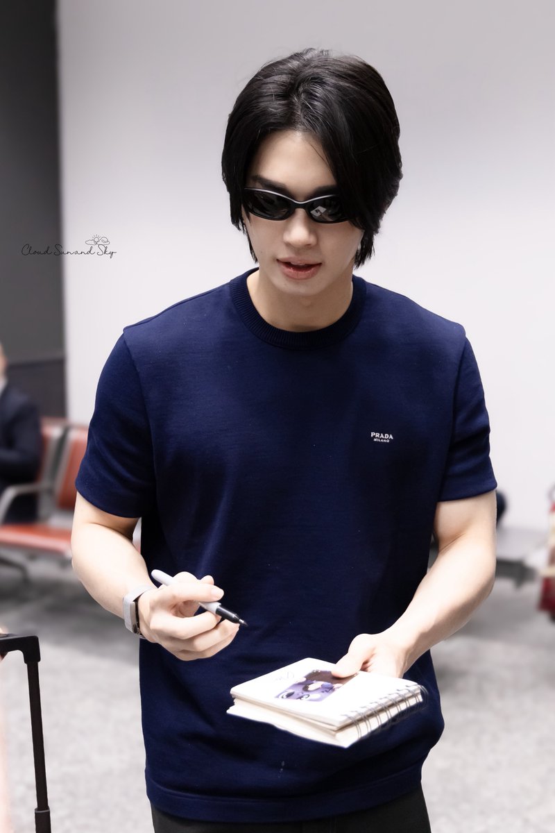 AllForWin_CN's tweet photo. Sunglasses on, pen in hand — the sweetest airport chic 
#Prada #PradaxWin #PradaSS27 #PRADASS27xWIN #winmetawin
@winmetawin https://t.co/tP8aWHtljn