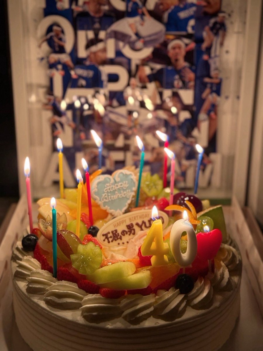 YutoNagatomo5's tweet photo. 報道の通り、前十字靭帯断裂の怪我をしました。
9月12日の試合の開始早々に痛めましたが、多少の痛みだったため45分間プレーしました。
少し膝を痛めたかなくらいの感覚でしたが、次の日の検査でドクターから前十字靭帯断裂していると聞いて衝撃を受けました。
自分のサッカー人生を振り返ると、1年目から代表に入り、5回のW杯を経験し、素晴らしいチームや監督、仲間に恵まれ、大怪我なくここまで来れたのはまさに奇跡だと思います。
出来過ぎです。
僕に足りなかったのは大怪我の痛みと苦しみ。
これからの人生に必要な経験だと思います。
自分自身に問いかけました。
怪我しないけど優勝できないサッカー人生と、大怪我するけど最後に優勝するサッカー人生どっちがいい？
迷わず、大怪我するけど最後に優勝するサッカー人生が良いと返ってきました。
改めてこのチームで優勝したいという大いなる気持ちを再確認できました。
とはいえ神様は40歳のバースデーに勝利と大怪我のプレゼントを与えてくださるなんてちょっとスケールデカ過ぎです笑
これから想像を絶する痛みと苦しみが待ち受けていると思いますが、日々に感謝し、深く深く味わいたいと思います。
優勝してシャーレを掲げることを夢見ながら。
それまで後輩たちに託します。
必ず強くなって戻ってきます！
すべてに感謝。

2026.9.21    長友佑都