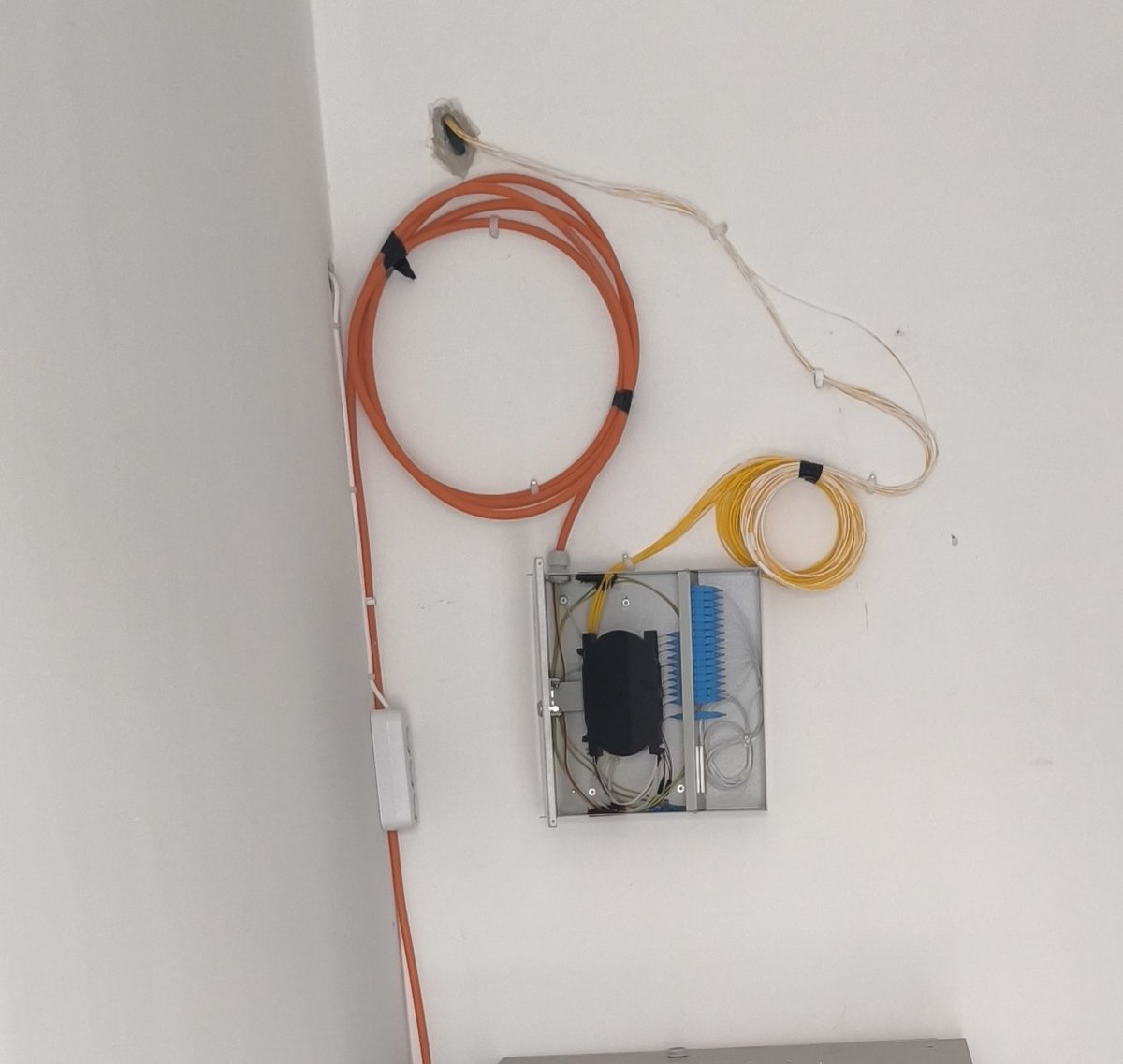 GokhanEfetr's tweet photo. Binamızda fiber altyapı (OFDK kutusu) fotoğrafta görüldüğü üzere fiziksel olarak tamamen bitmiş ve yerel müdürlükçe ID'si oluşturulmuştur.
Ancak 30 gündür "Genel Müdürlük onay kuyruğu" bahanesiyle sistemde aktif edilmediği için internet aboneliğimiz başlatılamıyor. Hazır olan altyapı için bu bürokratik gecikmenin sebebi nedir? Mağduriyetimizin giderilip acilen onaylanmasını talep ediyorum. @TTDestek @ebekirsahin @ezgiyenn