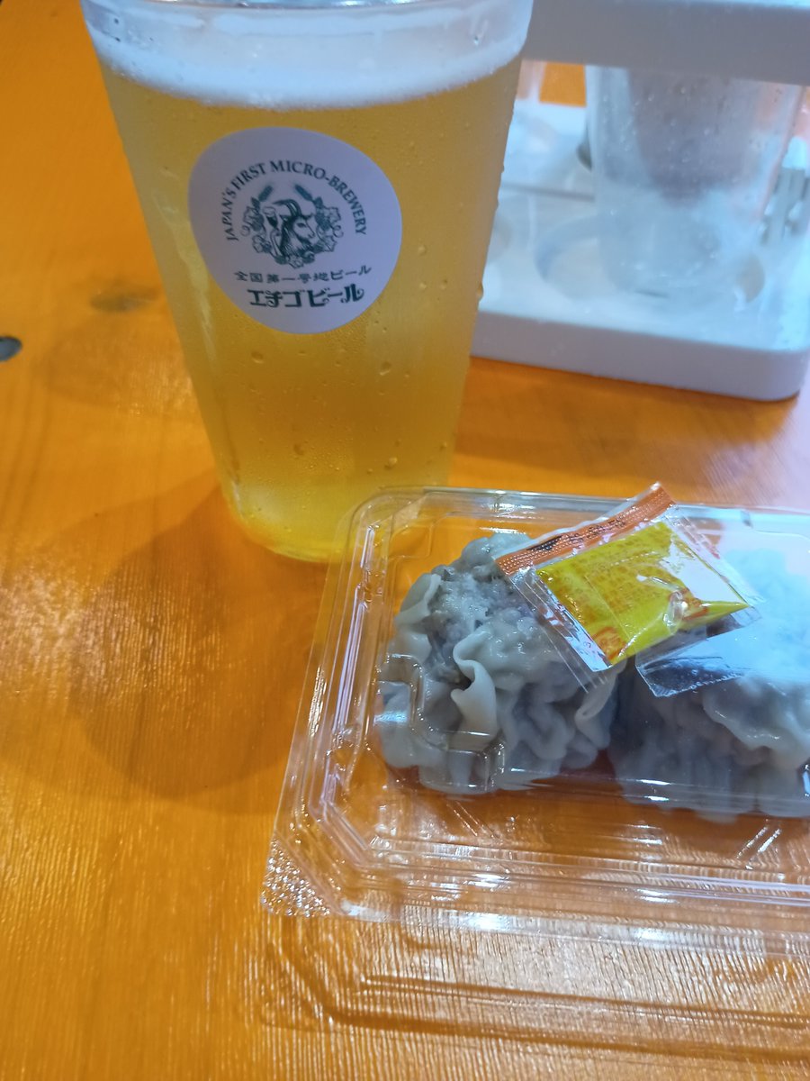 2Bikki1110's tweet photo. けやきビール祭り最終日!
台風接近中で雨。
本日は17:00終了とのことで滑り込みセーフ!
いつものエチゴビールさんのレモンと、U.B.Pブルワリーさんの椎茸の旨味溢れる焼売、伊勢角さんの蒸し牡蠣、どこだっけ?なんか美味しいコロッケをいただいて退散💦
#beerkeyaki https://t.co/buBItPVESS