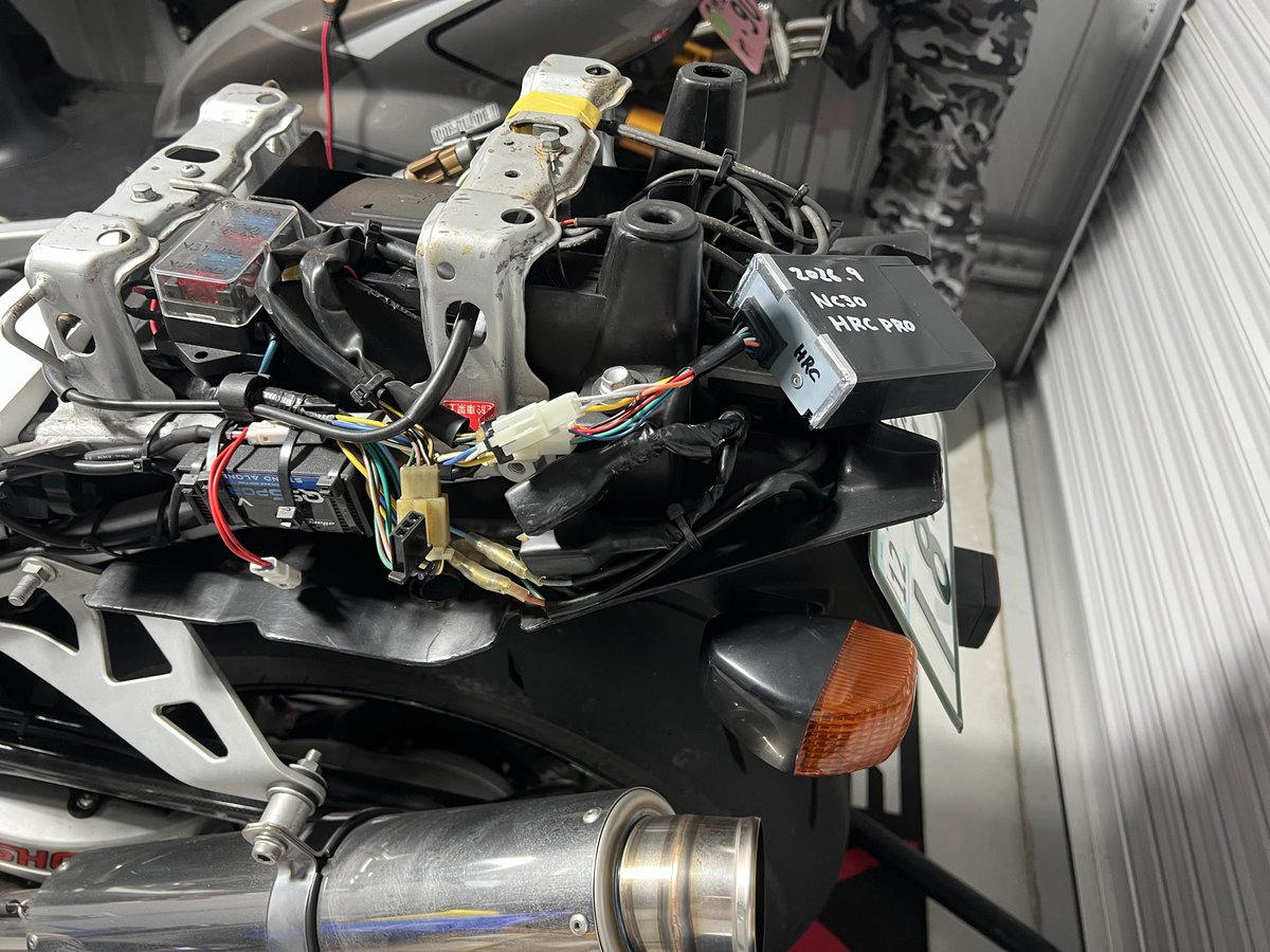 Yoshiak0210's tweet photo. 来週ツーリング予定なのでご機嫌確認と
よく出回ってるHRCイグナイターコピーの作動確認
とりあえずエンジンはかかったけど信用ならないからノーマル保険で積んどこ😂

ウチは平気だけど台風の雨風強くなってきたからあちこち冠水しそう https://t.co/tvLgWWmgat