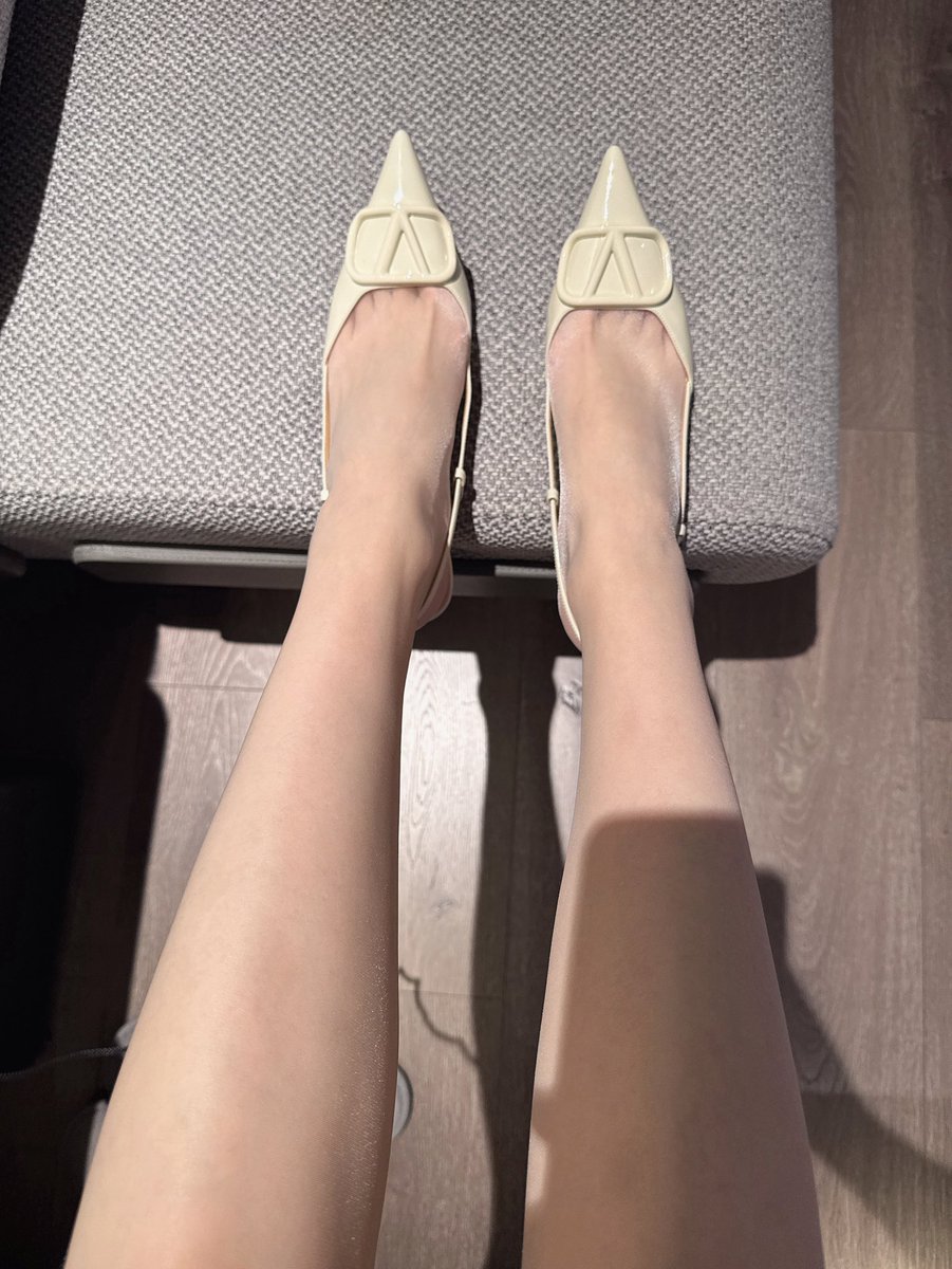 Lina8888e's tweet photo. 脚上酸酸的味道搅乱了他的头脑，你能想象到一个强壮的男人在你脚下说：“妈妈，我不行了”那种反差感吗？

#原味丝袜 #足控 #足模 #脚 https://t.co/DgUZotWSub
