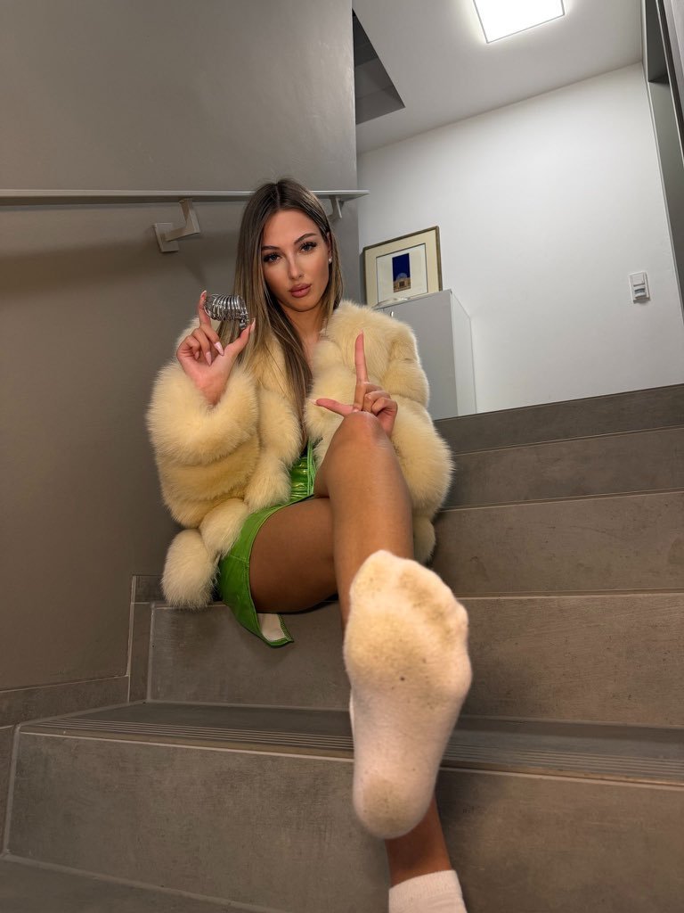 lady_cecile777's tweet photo. Klaar voor locktober? 😈🔐
https://t.co/RVYSp1h7av

#findom  #blackmail #fyp https://t.co/5xat5m09vo