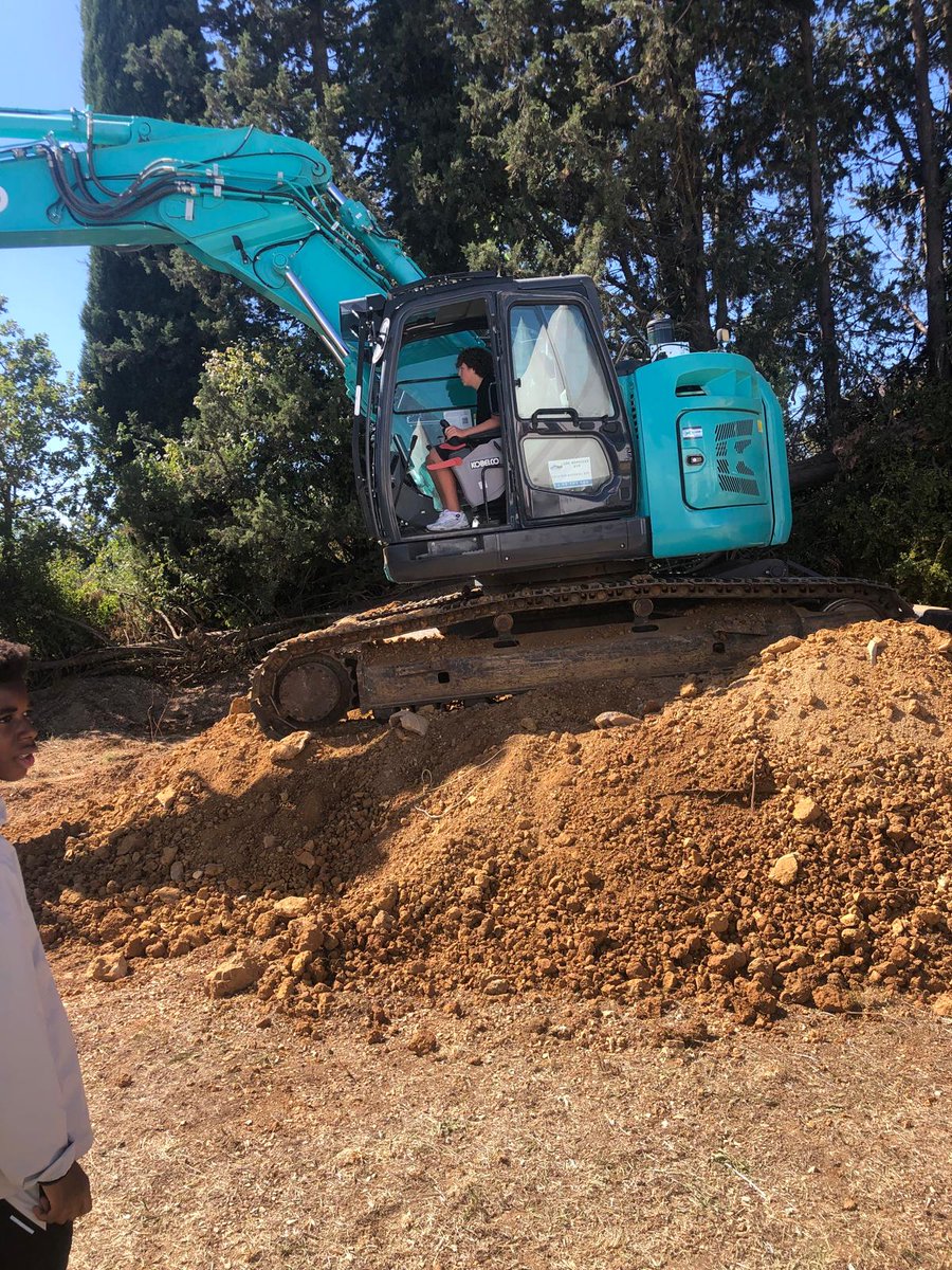 DonBoscoNice's tweet photo. Les élèves de Première Bac Pro Maintenance des engins de travaux publics ont eu la chance de participer au salon DIG TOUR à Brignoles, un rendez-vous dédié aux professionnels et aux nouvelles technologies du secteur des travaux publics. https://t.co/Ndf0yze9f9