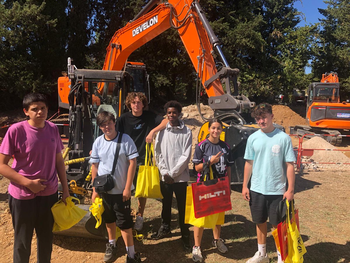 DonBoscoNice's tweet photo. Les élèves de Première Bac Pro Maintenance des engins de travaux publics ont eu la chance de participer au salon DIG TOUR à Brignoles, un rendez-vous dédié aux professionnels et aux nouvelles technologies du secteur des travaux publics. https://t.co/Ndf0yze9f9