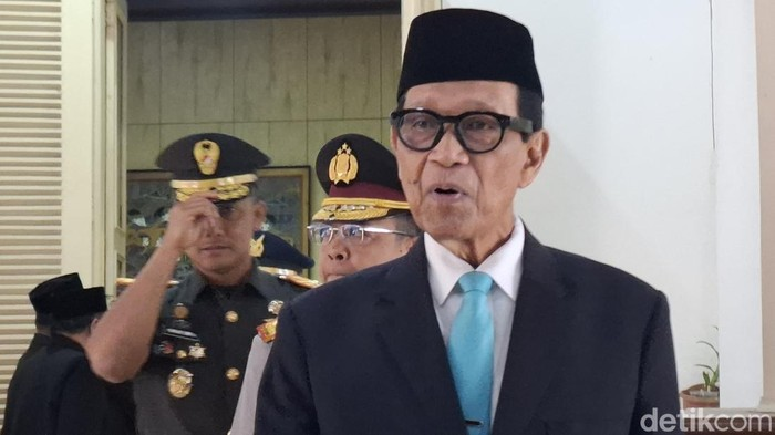 LambeSahamjja's tweet photo. sultan hb x akhirnya buka suara soal dugaan pungli tukang parkir ke pemilik food truck di alkid:
- sultan bilang biar diselesain sama polisi dan pemkot jogja aja
- kata sultan "gkr condrokirono kan udah kasih pernyataan ya udah itu aja selesain ada polisi biar beres sama kota"
- sultan juga heran soal rating google resto yang tiba tiba anjlok
- sultan mempertanyakan emang tukang parkir punya hak nentuin rating apa enggak
- sultan curiga itu ilegal
- katanya "kalau saya ya kelewatan itu soal rating emang tukang parkir punya hak nentuin saya khawatir itu ilegal itu aja"