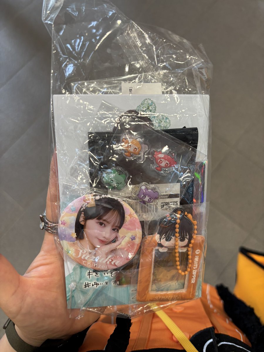 maatyoti's tweet photo. ふるっぱーのみんな来てくれて嬉しいよー🧡💜🩵💚🩷❤️💛
交換してくれた方のおかげでランダムのおすずコンプできてうれしい！！！
クジは当たらんかったけど、もう既に1万円分楽しんだ！
いよいよ初参戦！アプグレ席！嬉しすぎて死ぬかも！
#FRUITSZIPPER
#ふるっぱー
#ふるっぱーと全国ツアー https://t.co/eIoTn7ZGRa