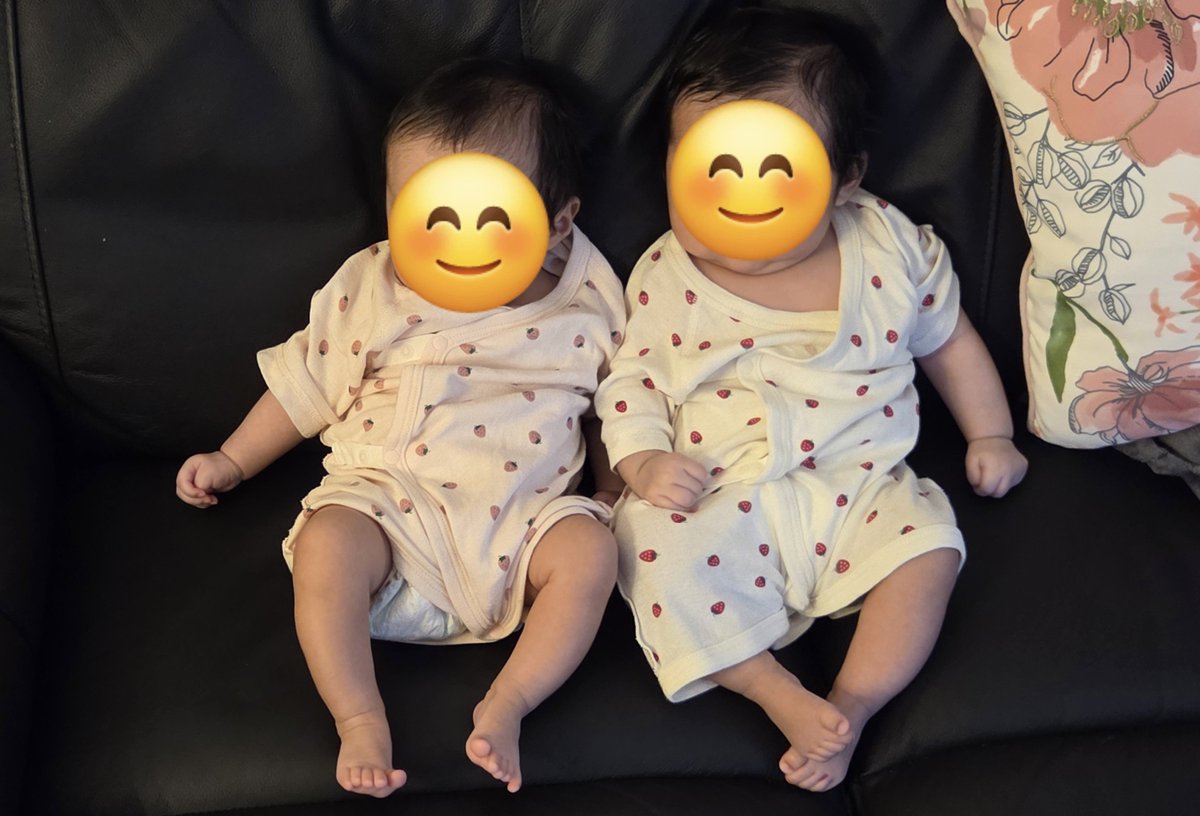 p_yuri_key's tweet photo. 豪雨のため引きこもりだけど、娘は社長ごっこで元気だ👶👶 https://t.co/GwN73dxPjZ