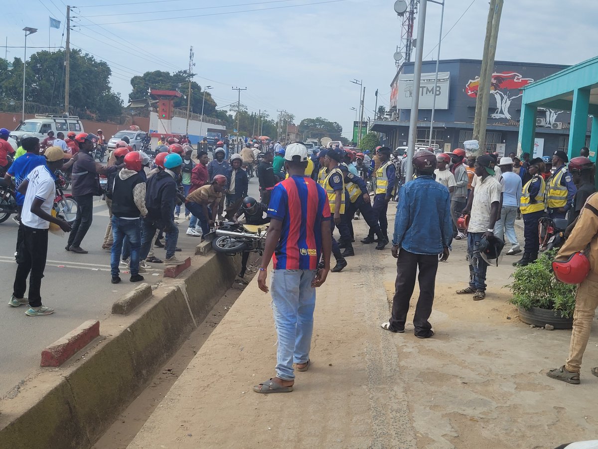 bavonga_j's tweet photo. 🚨🚨

*Des jets de projectiles opposent actuellement des conducteurs de motos-taxis aux éléments de la Police de circulation routière (PCR) à Bunia.* *À la base de cette situation, une opération de contrôle visant notamment le port du gilet et du casque par les conducteurs de mot https://t.co/6xagy65Kgp