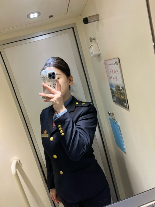 tinastu172's tweet photo. 今天不知道怎么了，心里怪怪的，好想被粉丝拖进车厢卫生间给…… https://t.co/OxcUMQCvO3