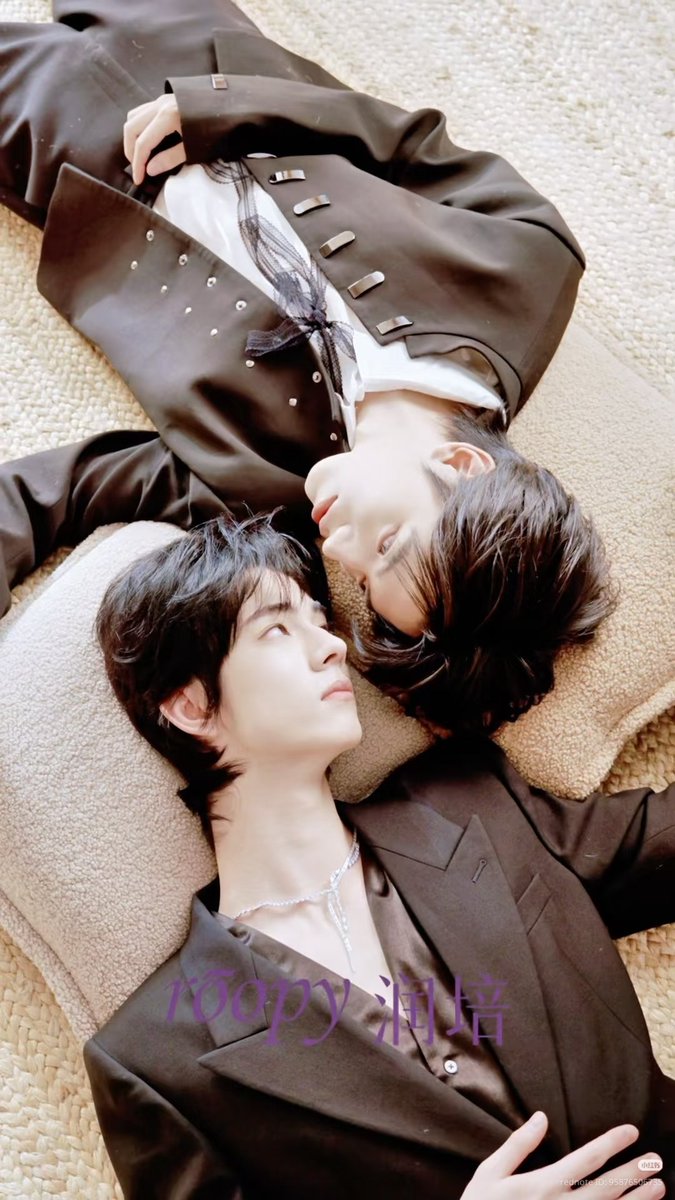 PhoenixMin53337's tweet photo. Love knows not distance; it hath no continent; its always finds its way back to the person you love...

Day by day, they've becoming so in sync its getting scary. No complain for me though.

PARENTS 💜💙

#Tianyuan #Ollie #Shuyuan https://t.co/GTDyeZfiKO