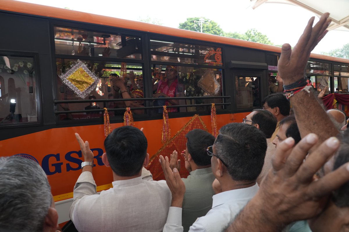 OfficialGsrtc's tweet photo. ભાદરવી પૂનમે મા અંબાના દર્શને આવતા લાખો શ્રદ્ધાળુઓની યાત્રા સુગમ, સલામત અને સુખદ બને તે માટે વધુ બસો સેવામાં જોડાઈ છે.

આજે ગીતામંદિર બસ સ્ટેશન, અમદાવાદ ખાતે નાયબ મુખ્યમંત્રીશ્રી હર્ષ સંઘવીના વરદ હસ્તે એક્સ્ટ્રા બસ સંચાલનનો શુભારંભ અને નવીન બસોનું લોકાર્પણ કરવામાં આવ્યું. આ પ્રસંગે રાજ્યકક્ષાના પરિવહન મંત્રીશ્રી પ્રવીણભાઈ માળી, શ્રીમતી દર્શનાબેન વાઘેલા તથા અન્ય મહાનુભાવો પણ હાજર રહ્યા.

#GSRTC #DadaNiSawari #JayAmbe